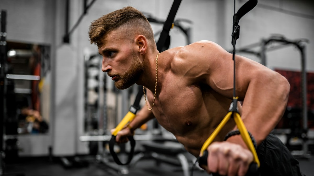 Bodybuilder and online coach @Crowtersix working out at a gym!

Instagram: @VisualsByRoyalZ